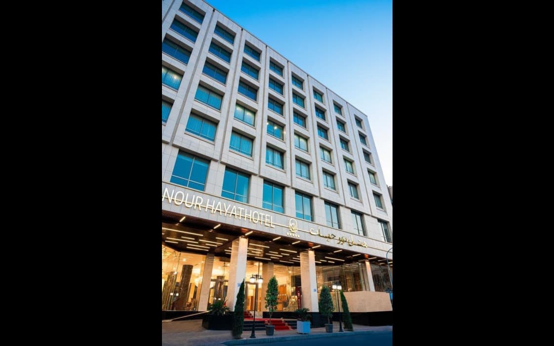 نمای خارجی هتل نورحیات